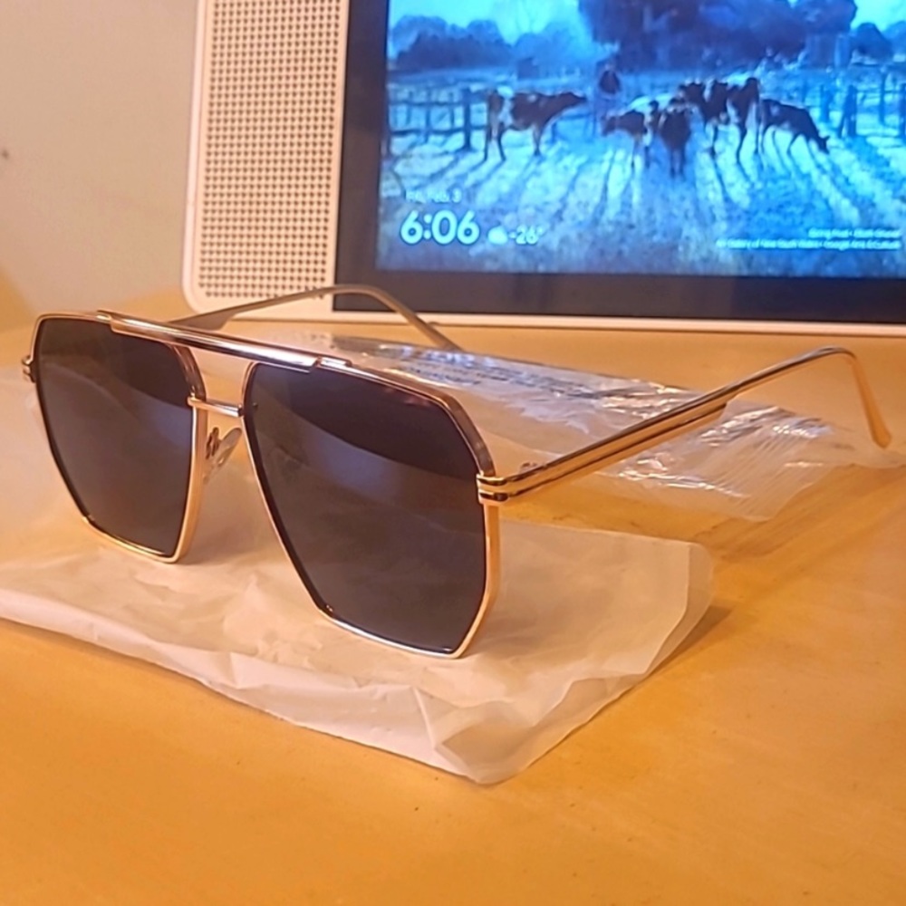 SOJOS SUNGLASSES BRAND NEW GOLD FRAME